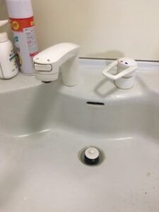 洗面台蛇口　ホース水漏れ　蛇口交換